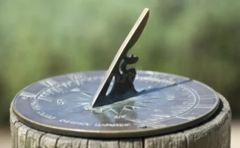 Relógio de sol ilustrando instrumentos de medição do tempo na antiguidade