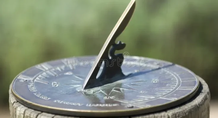 Relógio de sol ilustrando instrument​os de medição do tempo na antiguidade